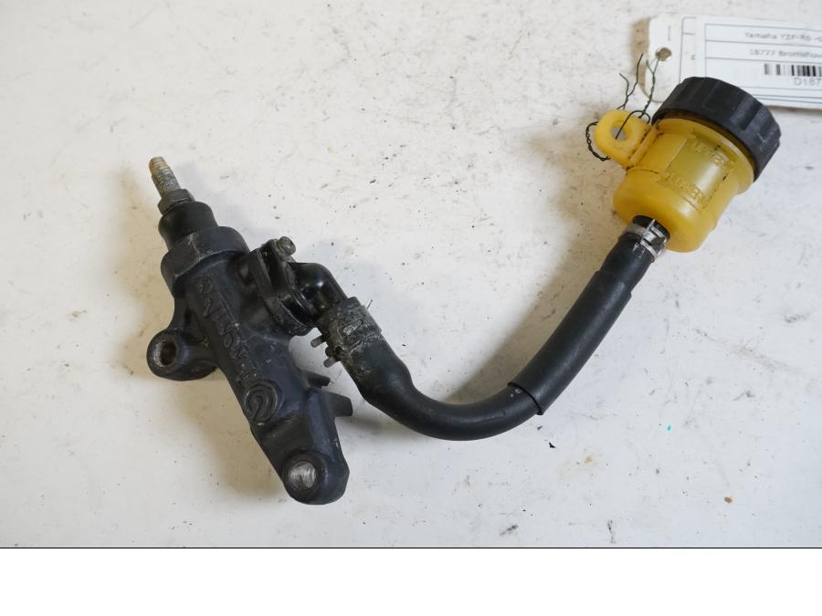 Framsidan på Bromshuvudcylinder från en Yamaha YZF R6 -2001 motorcykel.