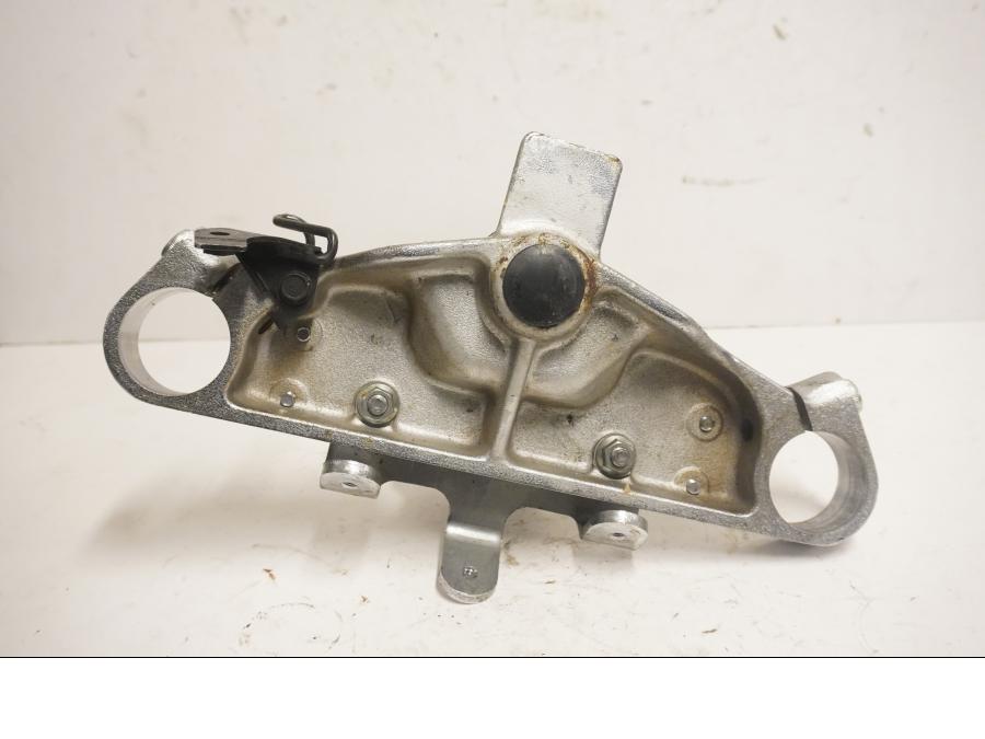 Baksidan på Gaffelkrona från en Honda VT 1100 C -1999 motorcykel.