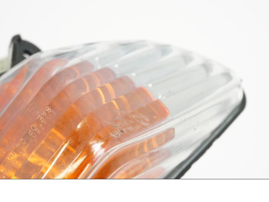 Snett nerifrån på Blinkers från en Yamaha FJR 1300 -2007 motorcykel.