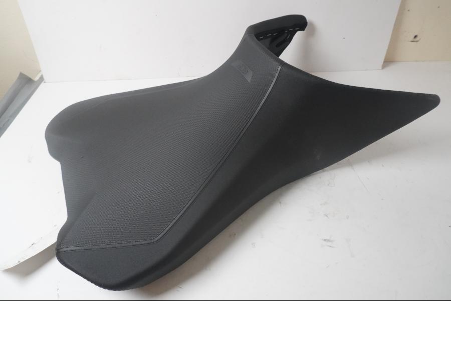 Baksidan på Sadel från en KTM 1290 Super Duke -2019 motorcykel.