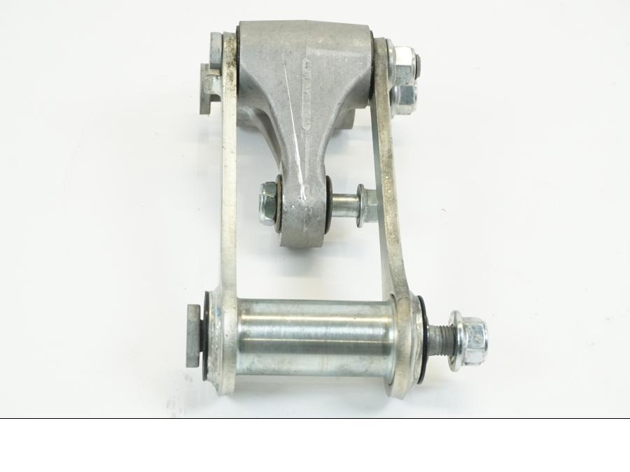 Snett nerifrån på Stötdämparlänkage från en Kawasaki KLX 230 -2019 motorcykel.