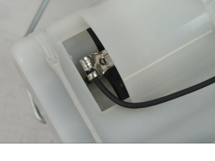 Snett nerifrån på Bensinpump insprut från en Yamaha MT-07 -2019 motorcykel.