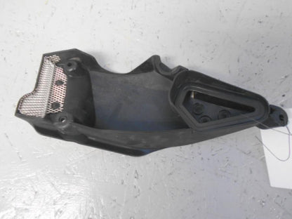 Baksidan på Luftintag från en Ducati Streetfighter 1098 -2010 motorcykel.