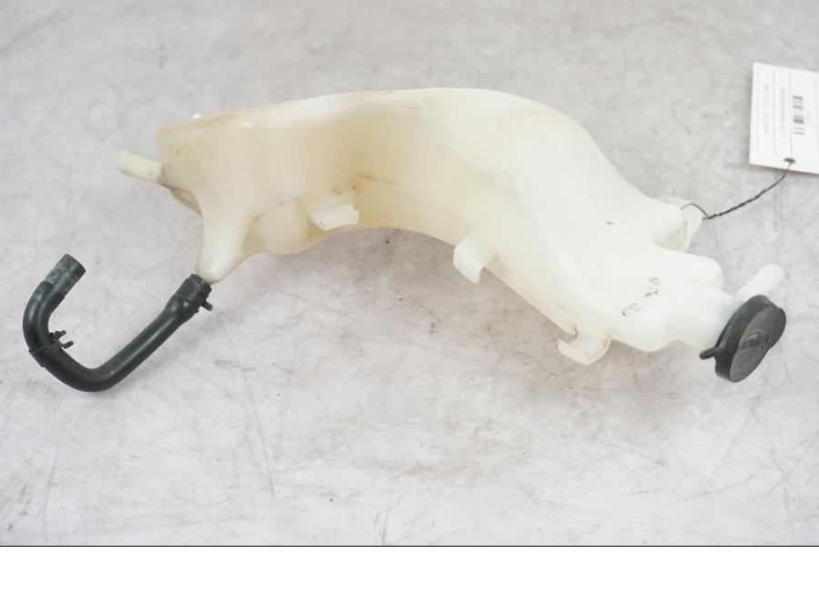 Höger sida på Vattenexpansionskärl från en Triumph Tiger -2009 motorcykel.