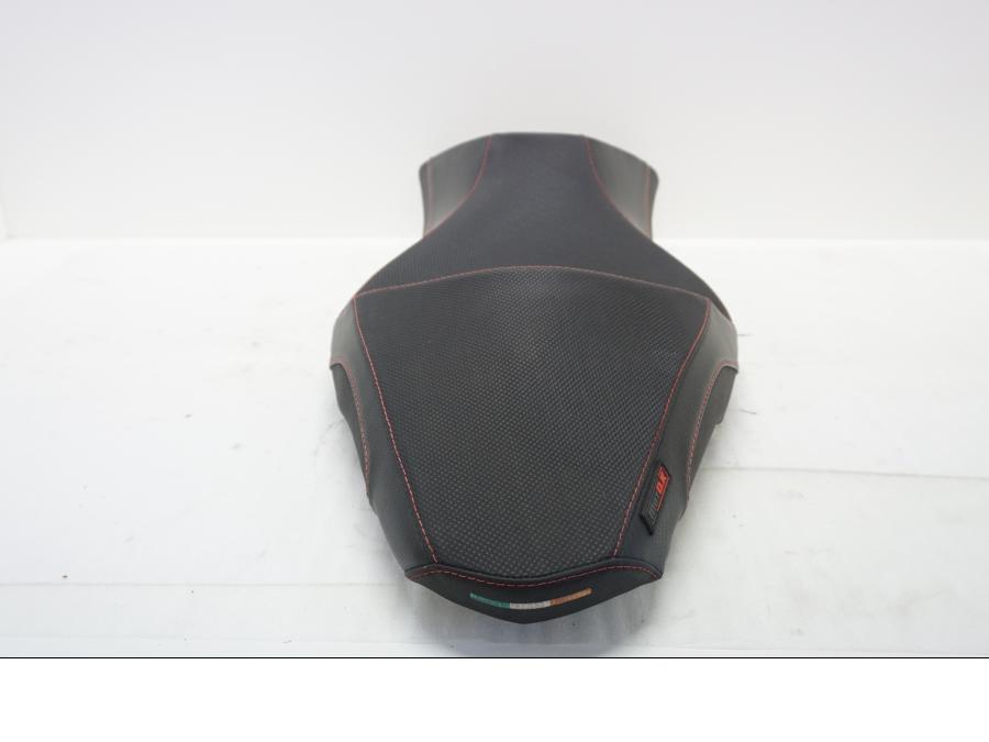 Höger sida på Sadel från en Aprilia SL 750 Shiver -2008 motorcykel.