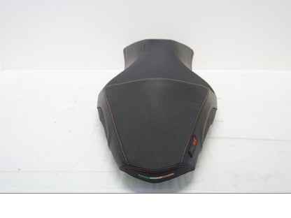 Höger sida på Sadel från en Aprilia SL 750 Shiver -2008 motorcykel.