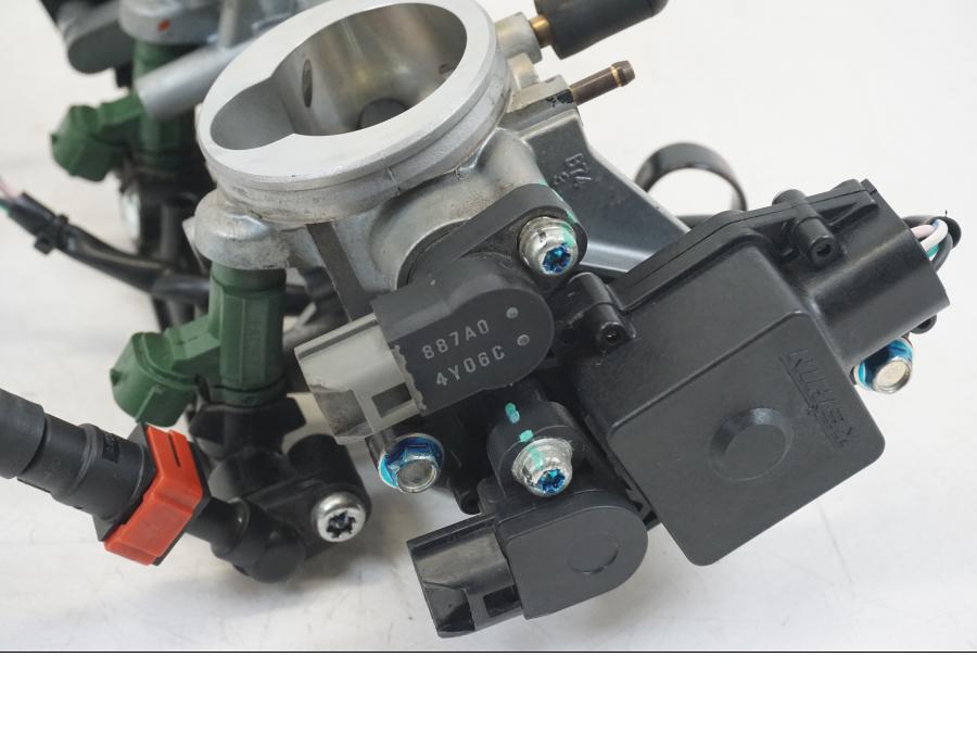 Snett nerifrån på Spjällhus från en Ducati Hyperstrada -2013 motorcykel.