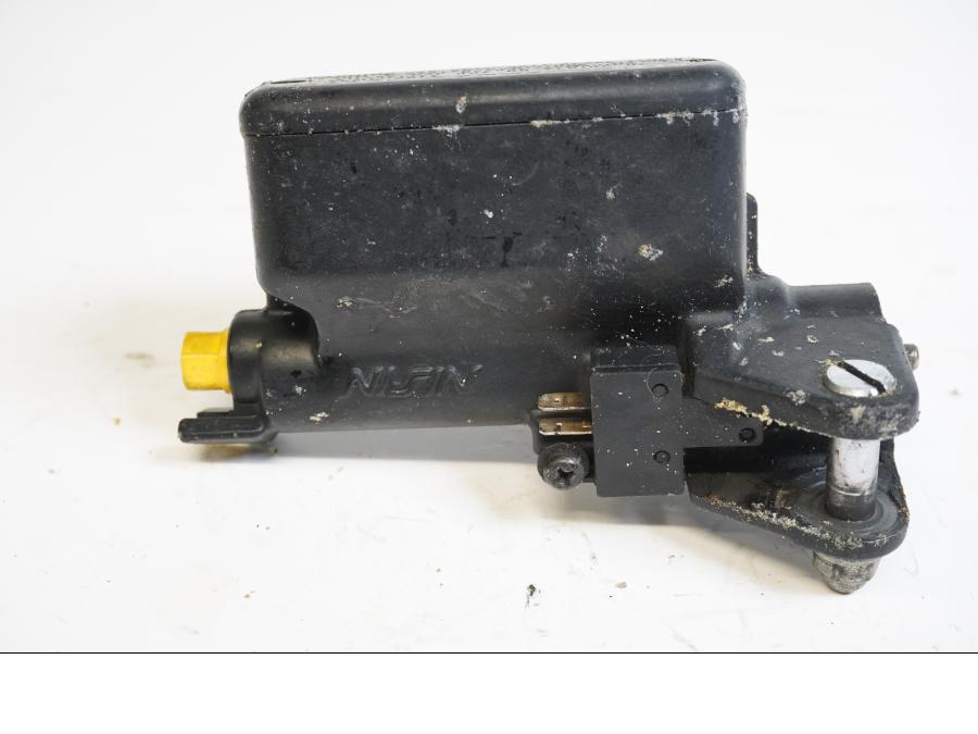 Baksidan på Kopplingshuvudcylinder från en Honda CBR 1100 XX -1998 motorcykel.