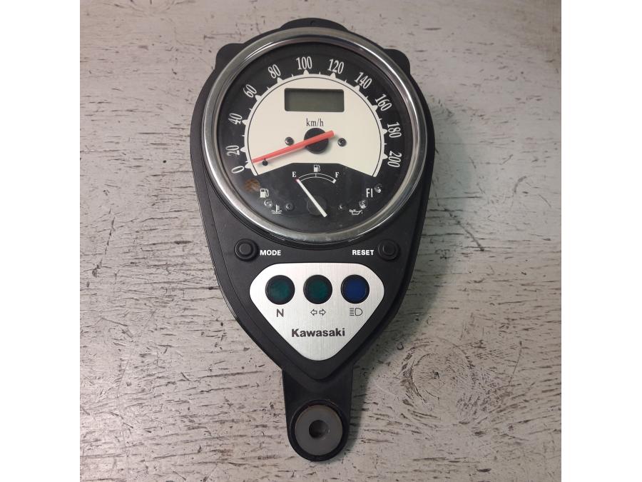 Framsidan på Instrumentpanel från en Kawasaki VN 900 -2007 motorcykel.