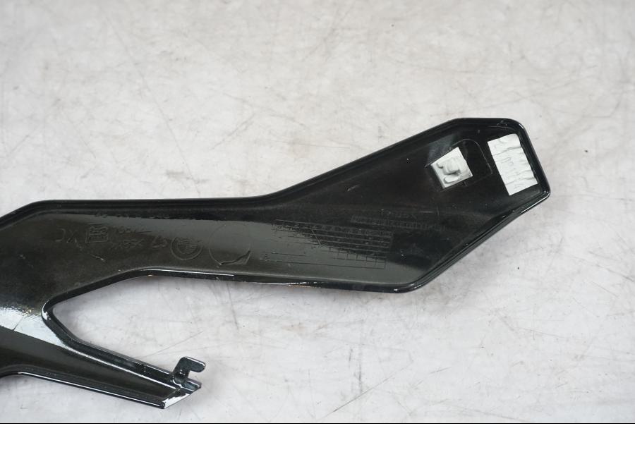 Snett uppifrån på Toppkåpa från en BMW F 800 R -2018 motorcykel.