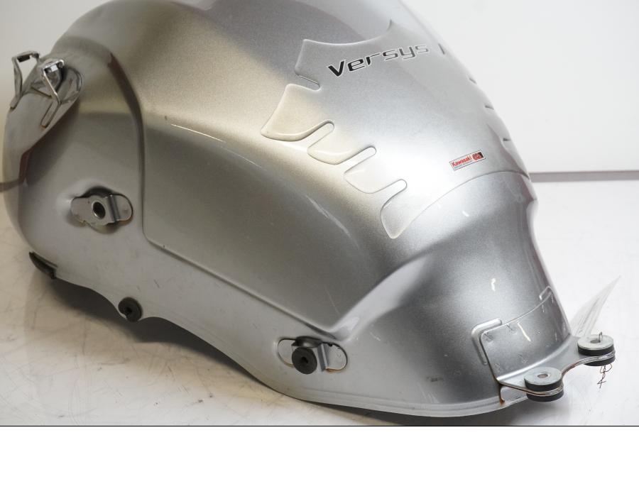 Höger sida på Bensintank från en Kawasaki Versys 650 -2007 motorcykel.