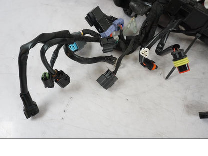 Snett nerifrån på Kabelstam från en KTM 1290 Super Duke R -2023 motorcykel.