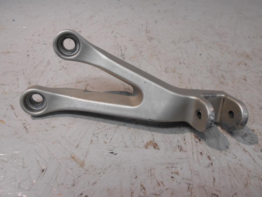 Framsidan på Fotpinnefäste från en Kawasaki ZX-9R -2002 motorcykel.