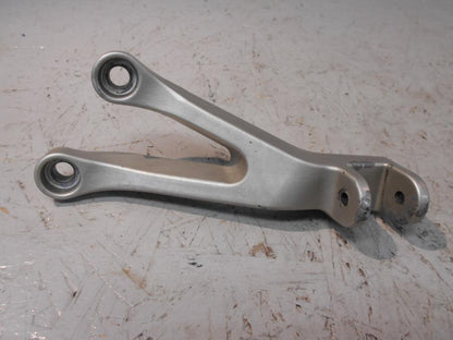 Framsidan på Fotpinnefäste från en Kawasaki ZX-9R -2002 motorcykel.