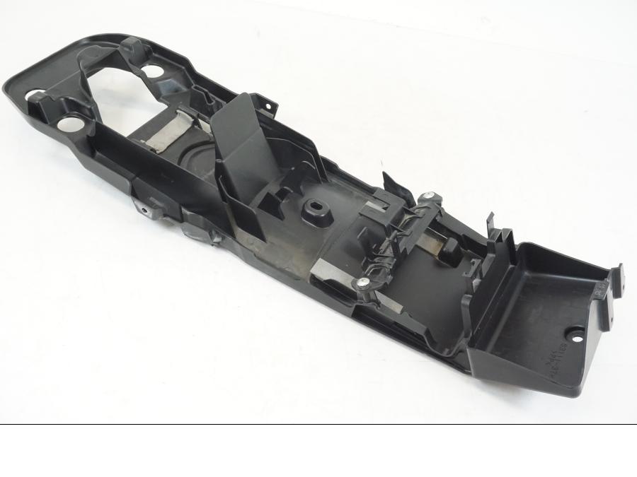 Baksidan på Batterikåpa från en Suzuki GSX-R 750 -2008 motorcykel.