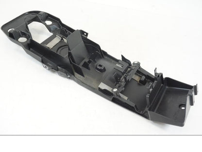 Baksidan på Batterikåpa från en Suzuki GSX-R 750 -2008 motorcykel.