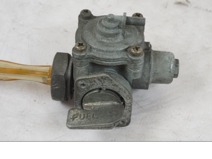 Höger sida på Bensinkran från en Honda CB 750 -1996 motorcykel.