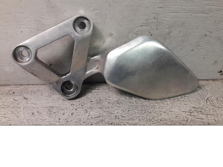 Framsidan på Fotpinnefäste från en Yamaha FZ-S 600 -2000 motorcykel.