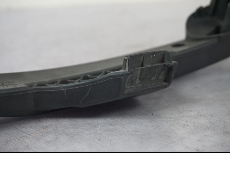 Snett nerifrån på Sidoväskhållare från en BMW R 1200 R -2007 motorcykel.