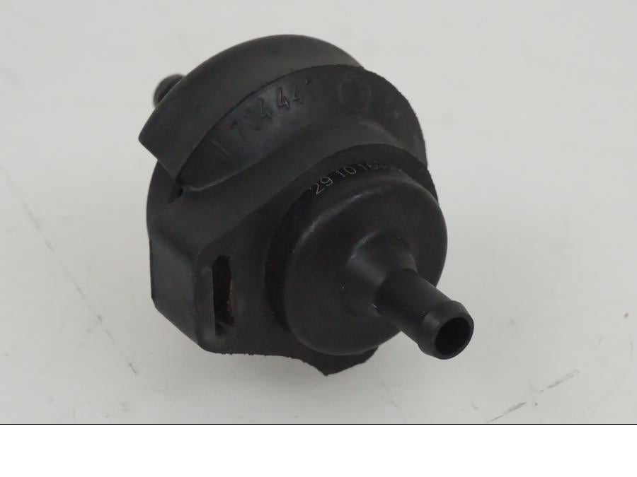 Baksidan på Fuel Evap System från en BMW R Ninet -2017 motorcykel.