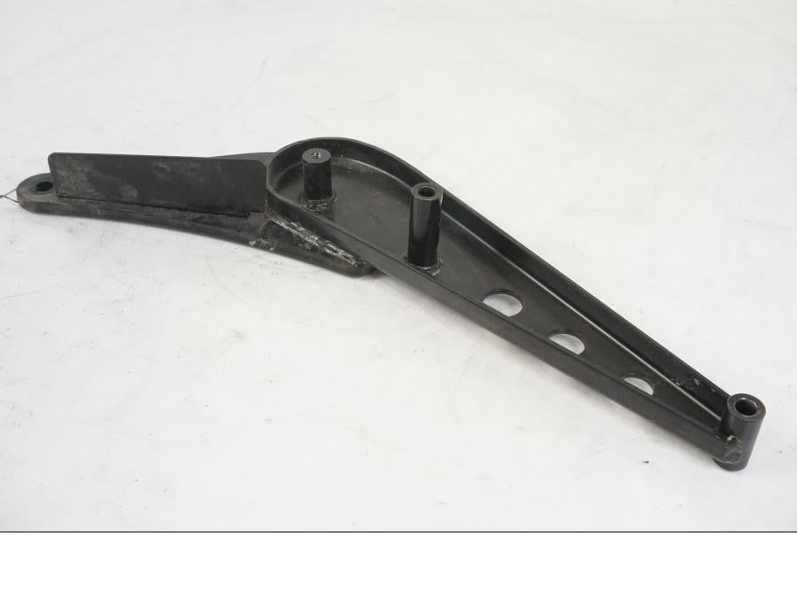 Vänster sida på Bakram från en Suzuki VZR 1800 -2009 motorcykel.