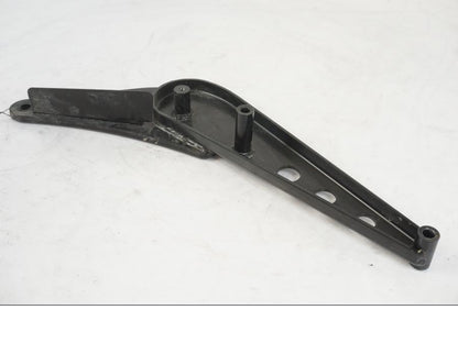 Vänster sida på Bakram från en Suzuki VZR 1800 -2009 motorcykel.