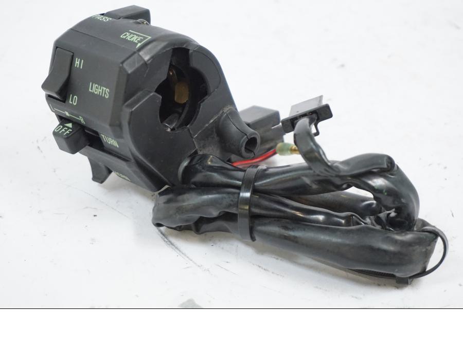 Vänster sida på Styrelreglage från en Kawasaki GPZ 500 -1993 motorcykel.