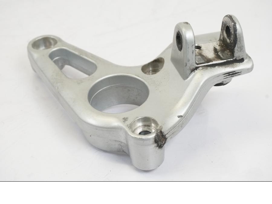 Baksidan på Fotpinnefäste från en BMW R 1150 RS -2003 motorcykel.