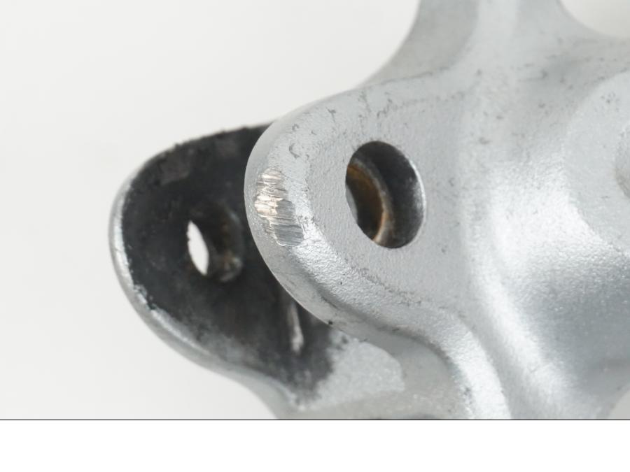 Baksidan på Fotpinnefäste från en Suzuki GSX-R 1000 -2007 motorcykel.