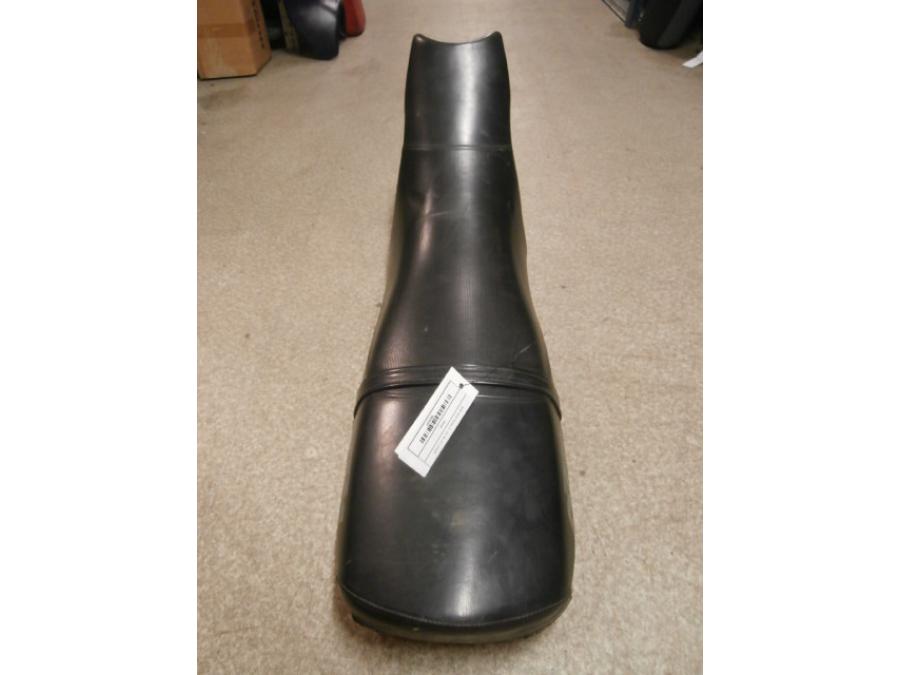 Höger sida på Sadel från en KTM 640 Duke -2001 motorcykel.