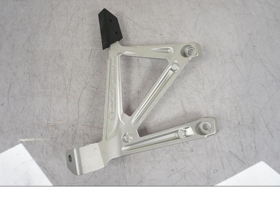 Vänster sida på Fotpinnefäste från en BMW R 1250 GS -2023 motorcykel.