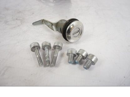 Baksidan på Låssats från en Honda VFR 1200 -2010 motorcykel.