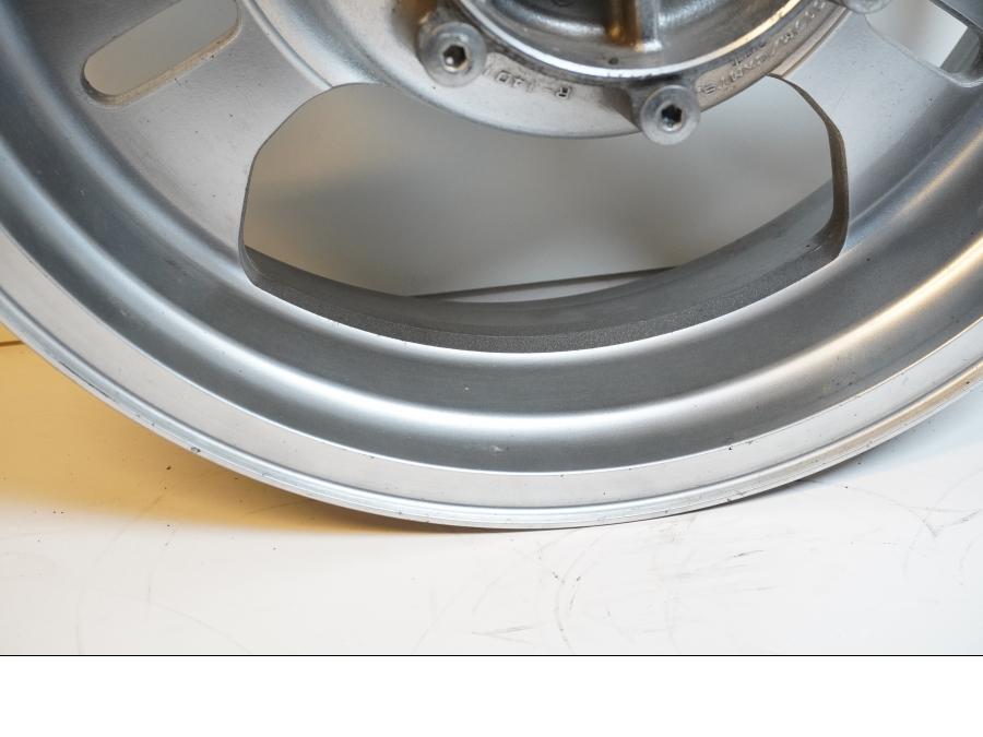 Snett uppifrån på Fälg från en Kawasaki VN 1600 Mean Streak -2004 motorcykel.