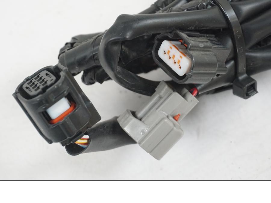 Snett nerifrån på Kablage från en Yamaha MT-07 -2019 motorcykel.