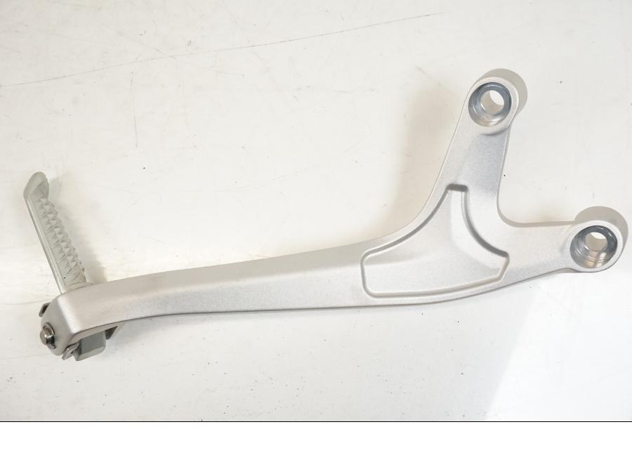 Vänster sida på Fotpinnefäste från en Triumph Speed Triple -2021 motorcykel.