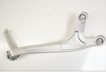 Vänster sida på Fotpinnefäste från en Triumph Speed Triple -2021 motorcykel.