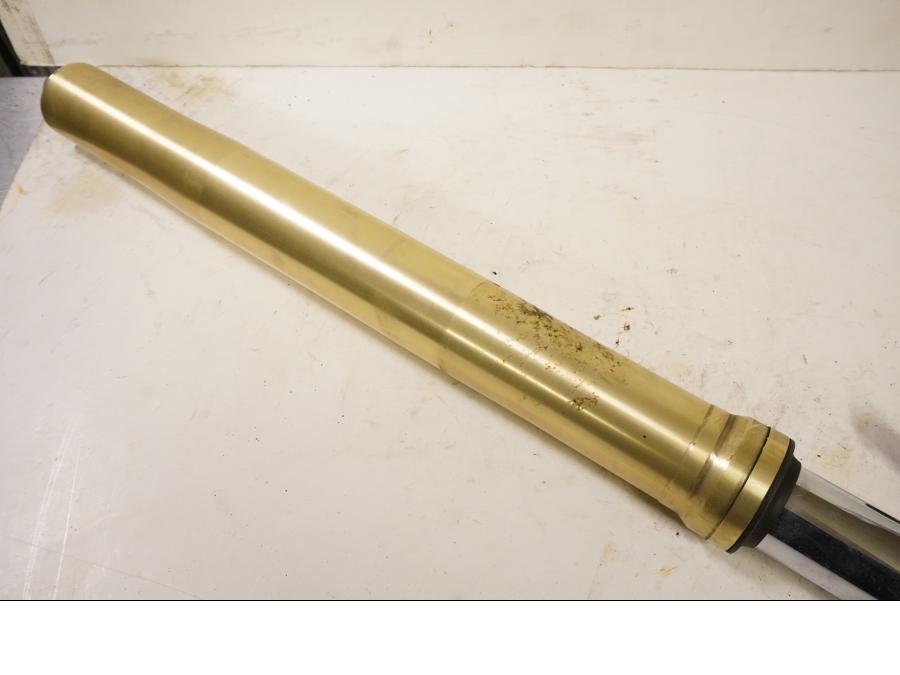 Höger sida på Gaffelben från en Kawasaki ZZ-R 1400 -2010 motorcykel.