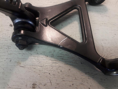 Höger sida på Länkage från en BMW K 1200 S -2008 motorcykel.