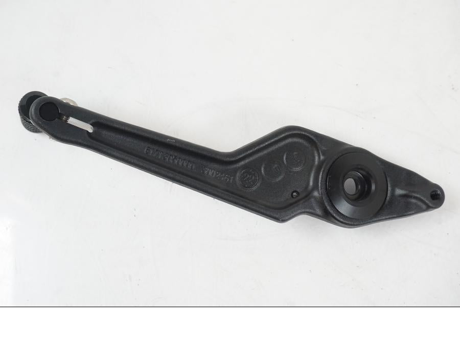 Snett uppifrån på Bromspedal från en KTM 1290 Super Duke R EVO -2023 motorcykel.