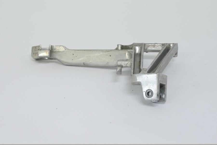 Snett nerifrån på Fotpinnefäste från en Honda CBR 600 -1998 motorcykel.