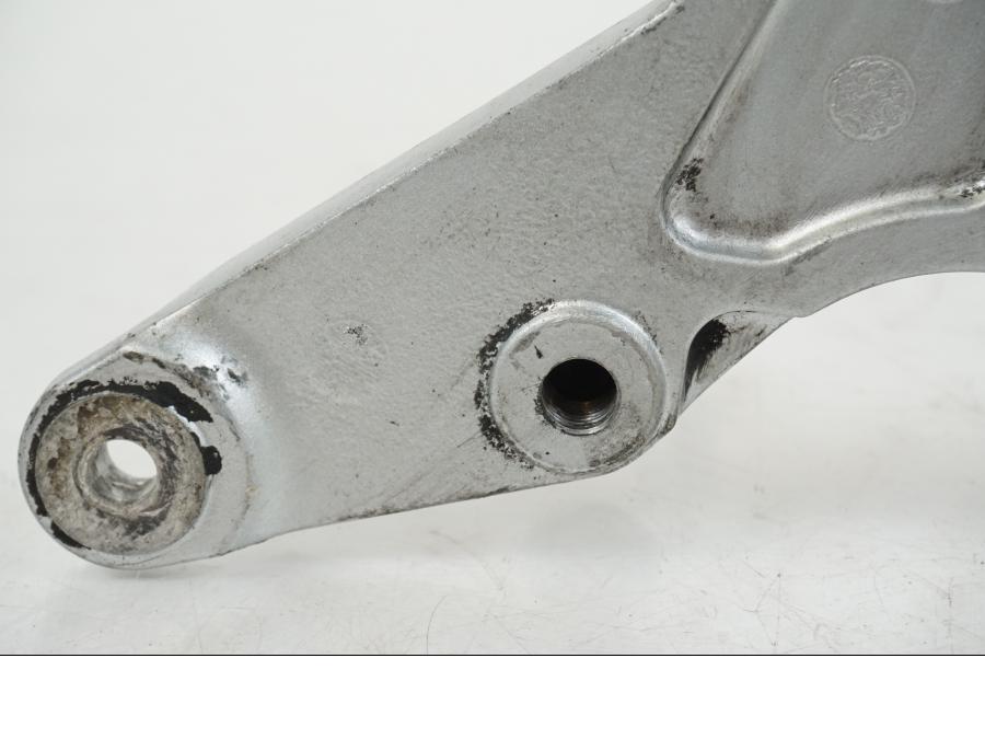 Baksidan på Bromsoksfäste från en Yamaha XJR 1300 -2002 motorcykel.