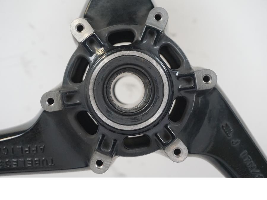 Höger sida på Fälg från en Honda CBR 1000 RR -2004 motorcykel.