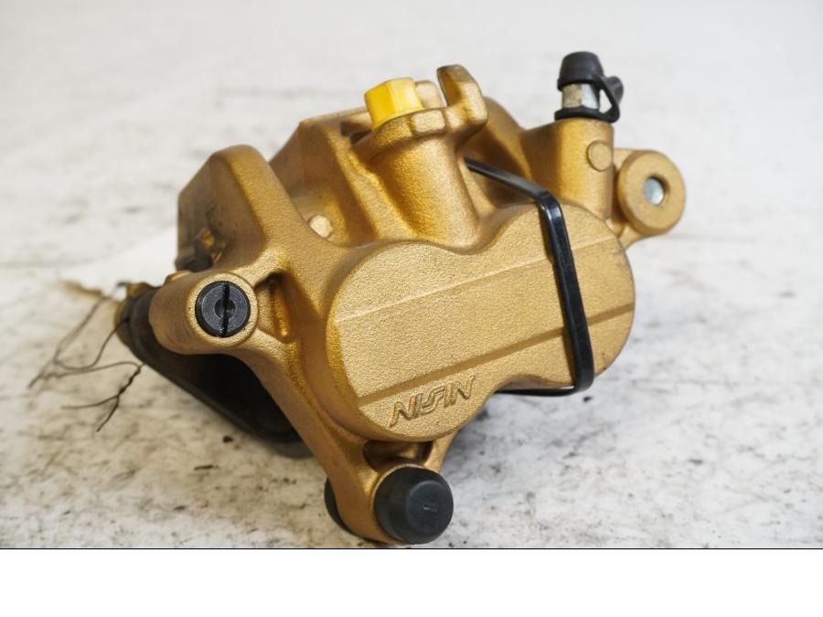 Framsidan på Bromsok från en Triumph Street Triple -2009 motorcykel.