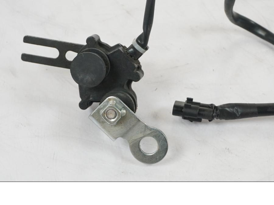 Baksidan på Sidostödsbrytare från en Kawasaki Z 900 -2021 motorcykel.