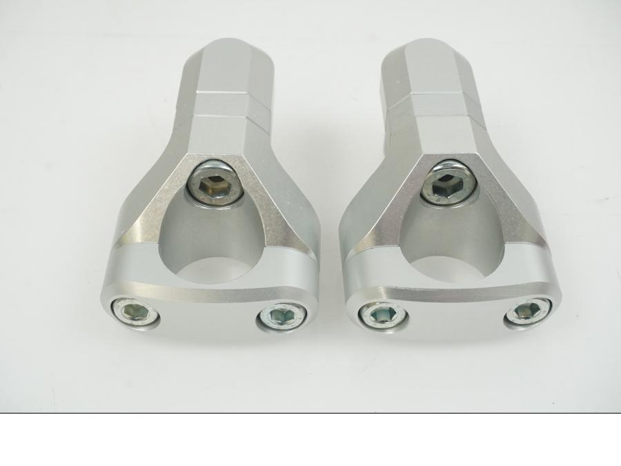 Snett uppifrån på Styrfäste från en Universal Universal -2024 moped.