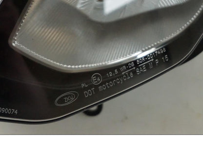 Snett nerifrån på Strålkastare från en BMW K 1200 RS -2008 motorcykel.