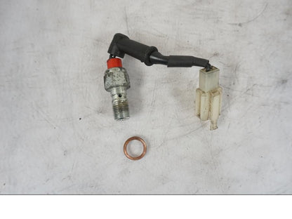 Baksidan på Bromsljuskontakt från en KTM 690 Duke -2014 motorcykel.