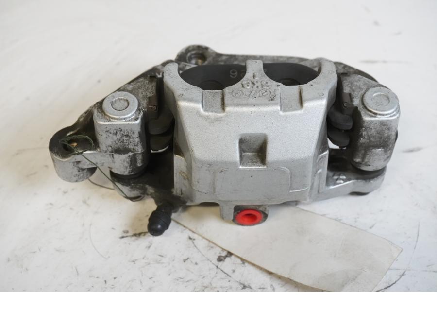 Baksidan på Bromsok från en Yamaha XVS 1100 -2003 motorcykel.