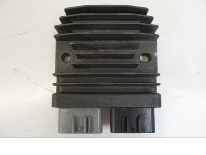 Framsidan på Likriktare från en Triumph Speed Triple -2021 motorcykel.