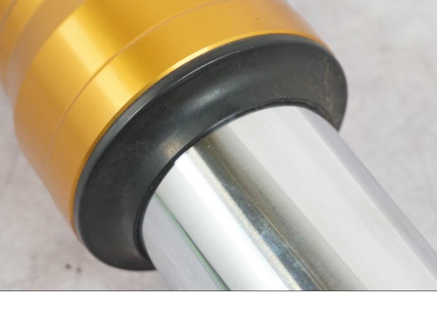 Snett nerifrån på Gaffelben från en Yamaha MT-09 -2016 motorcykel.